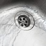 maneiras fáceis de eliminar odores desagradáveis ​​da pia e do moedor